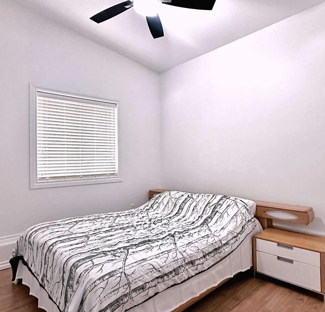 Guest house The Warm And Lovely Coach Home Vancouver