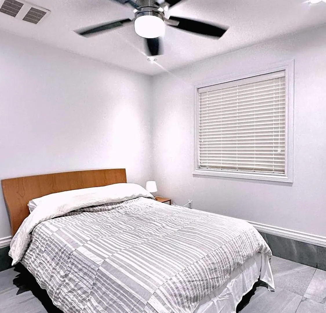 The Warm And Lovely Coach Home Vancouver Guest house