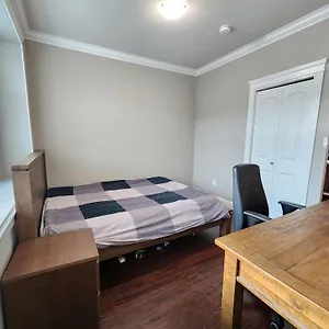 Guest house Rare Find Exquisitely New Quiet & Safe Skytrain, Vancouver